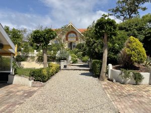 A 200m de la plage, exceptionnelle villa historique rénovée avec soin sur 700m2 de jardin paysager